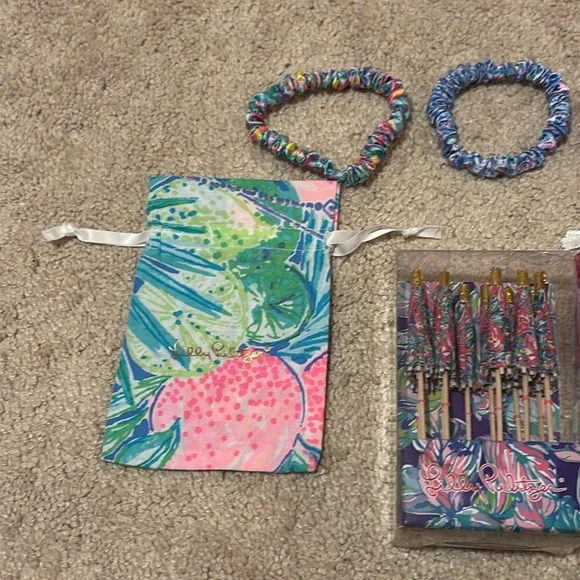 ✨FINAL HR TO BUY✨ Lilly Pulitzer Bundle Scrunchies Dust Bags Drink Umbrellas GWP - Picture 2 of 8
